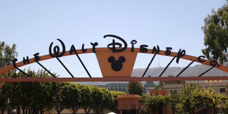 Imposto de Renda sobre intercâmbio na Disney: preciso declarar o que recebi?