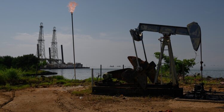 Petróleo fecha em queda de quase 7% com otimismo sobre negociações entre EUA-Irã