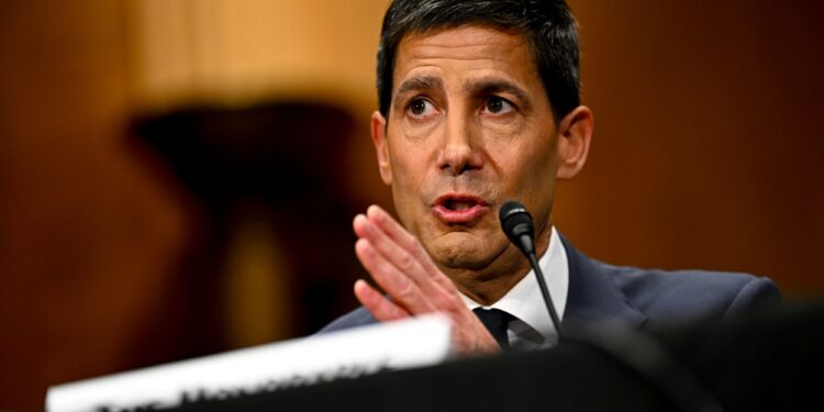Cerimônia de posse de Warsh na presidência do Fed será às 12h; Trump participará