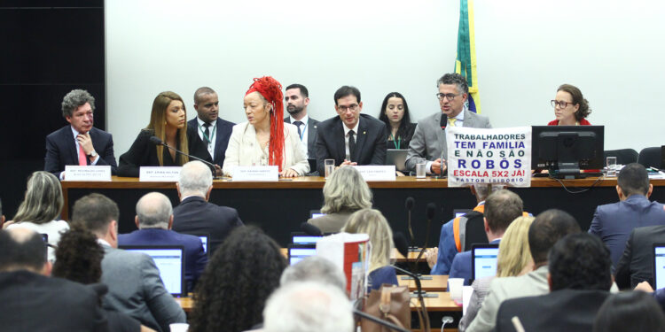 ‘Superfuncionário’: quem ganha mais de R$ 21 mil não deve ser afetado por fim da 6×1