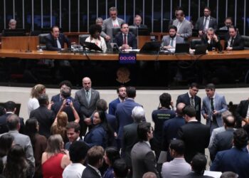Câmara aprova em 1º turno PEC do fim da 6×1, com redução para 40h e jornada de 5 dias